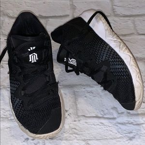 Nike Kyrie basketball sneakers. Sz 2Y